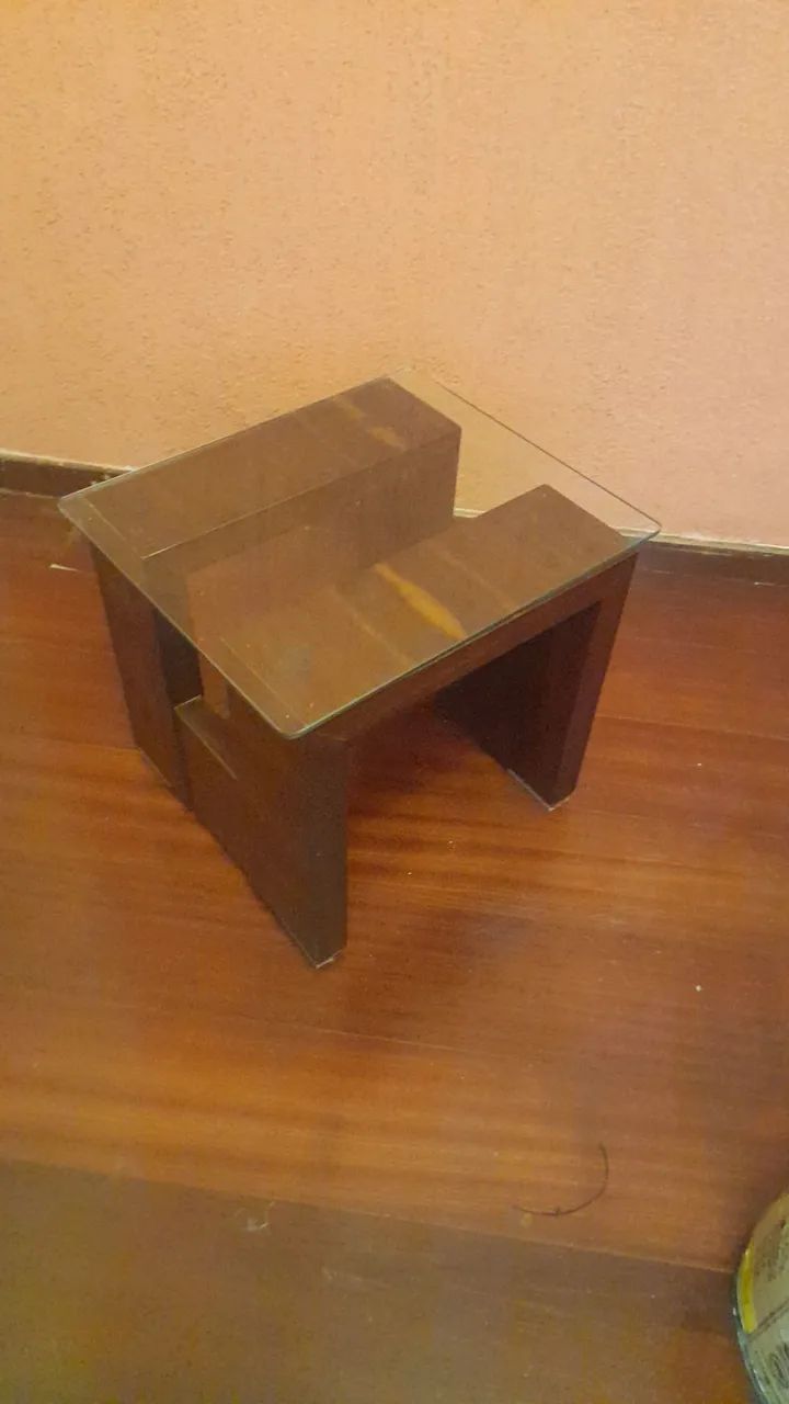 Mesa de centro em madeira maciça imbuia  com tampo de vidro - Foto 4