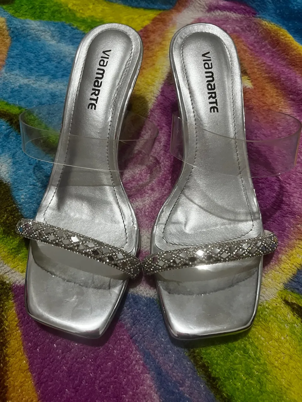 Sandália Feminina Via Marte Prateada com Strass
