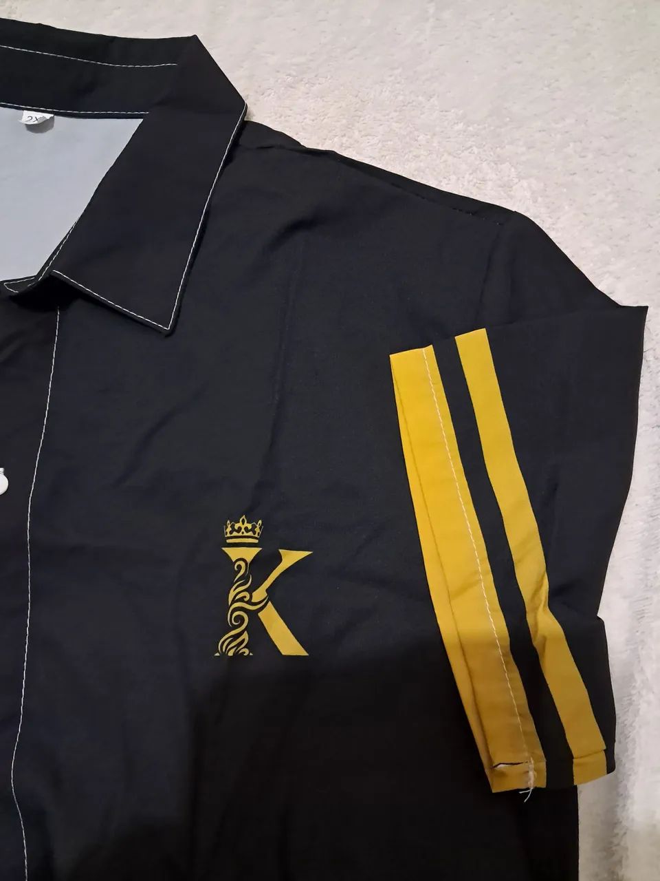 Camisa preta com detalhes em amarelo - Foto 3