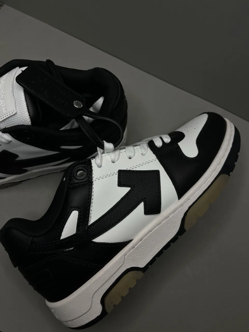 Tênis Off-White Arrow Preto e Branco