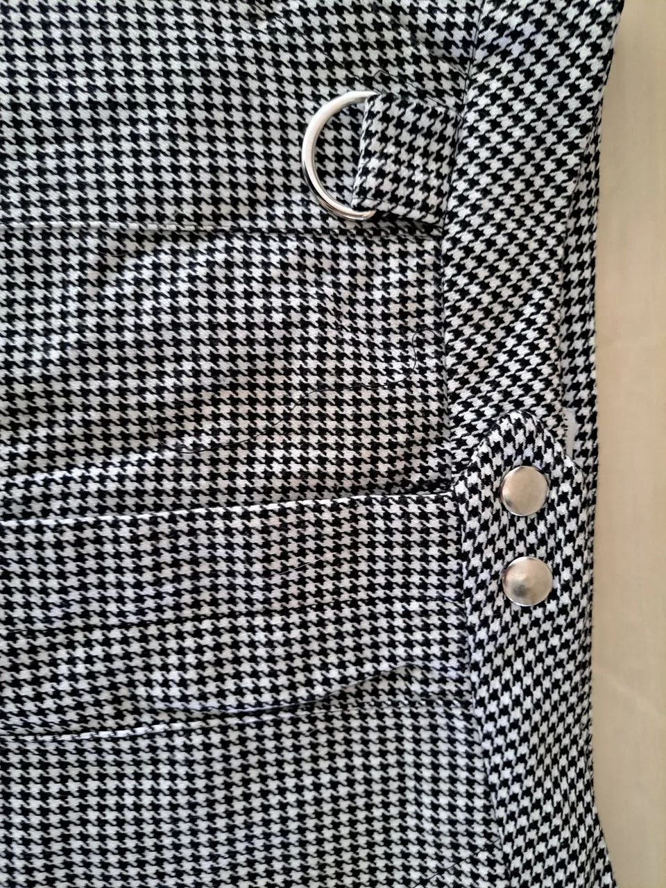 Saia estilo pied-de-poule com detalhes