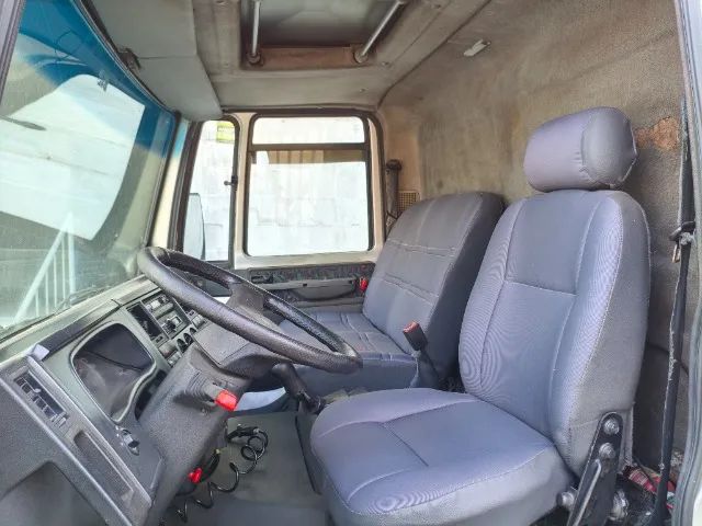 Ford Cargo 816 2013  bau 5,5 prata segundo dono  - Foto 3