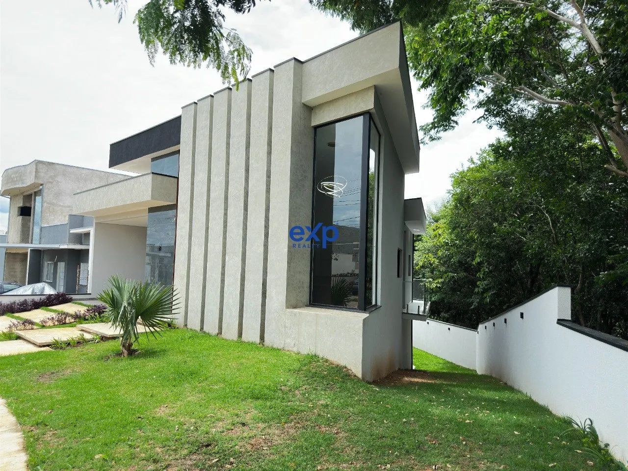 Casa em Condomínio à Venda no Jardim Guarujá em Salto - 4 Dormitórios, Piscina e Vista Pan