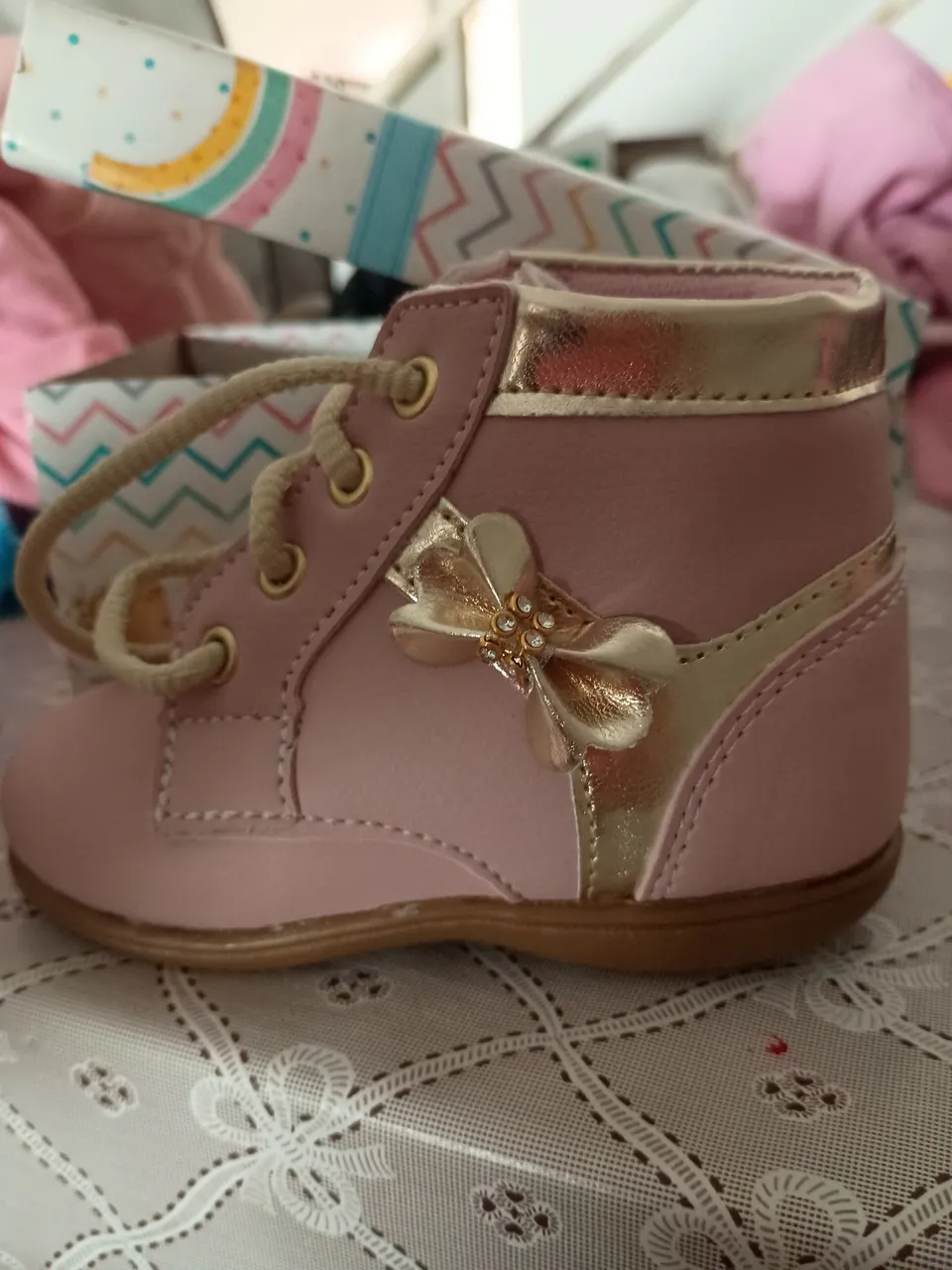 Botinha Infantil Rosa com Detalhe Dourado
