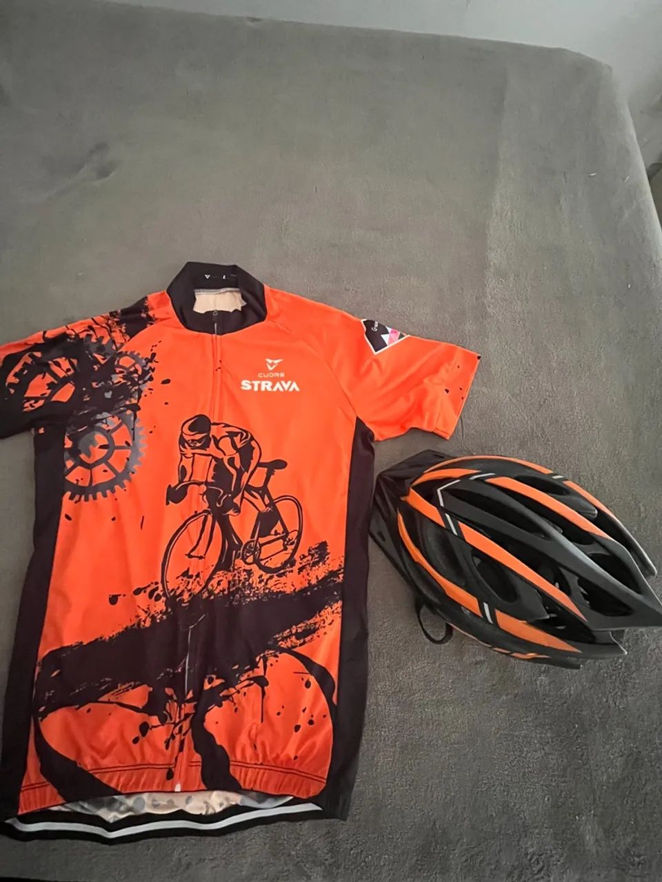 Camiseta de ciclista e capacete  - Foto 4