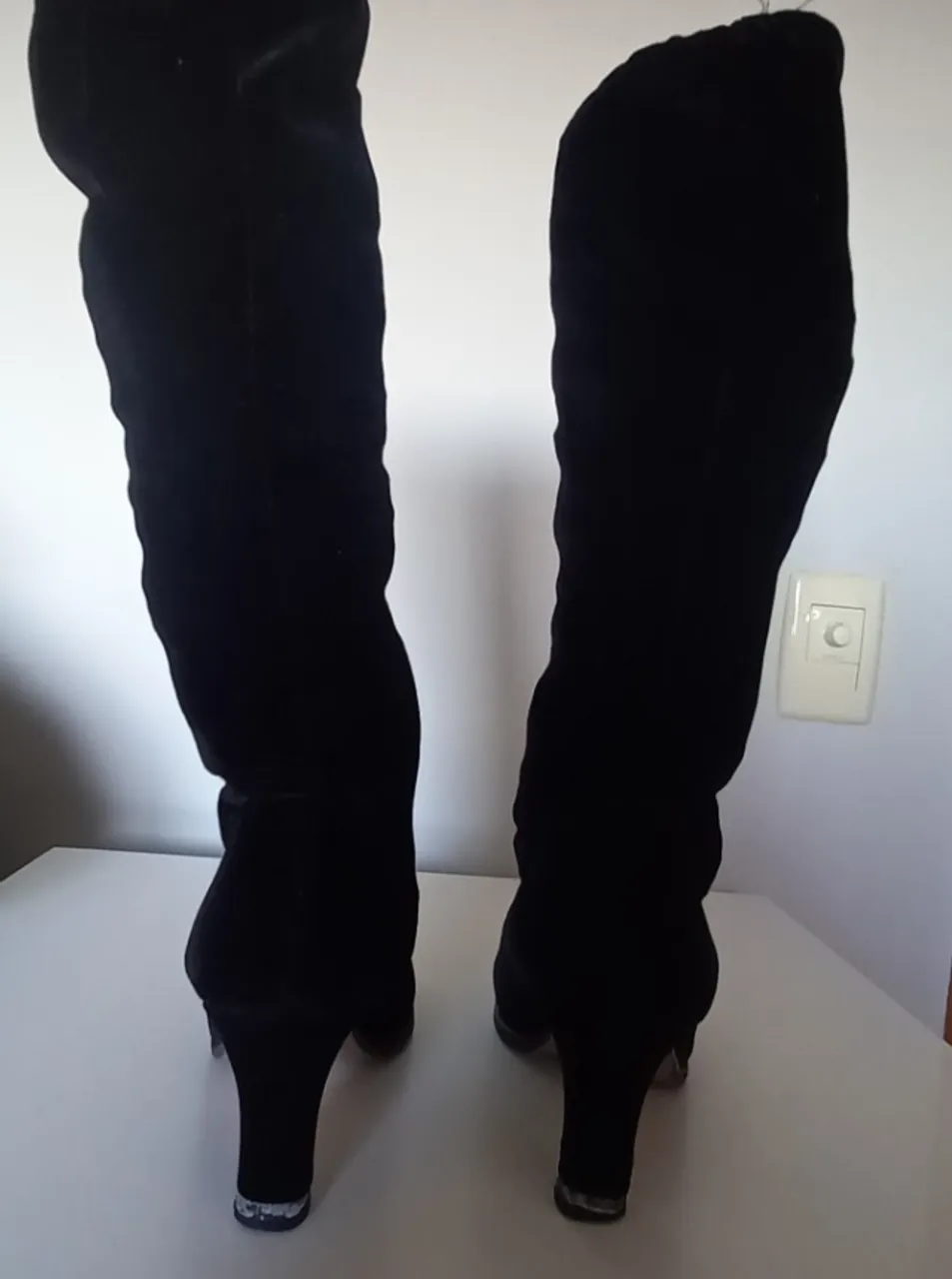 Bota de salto cano longo em veludo.
