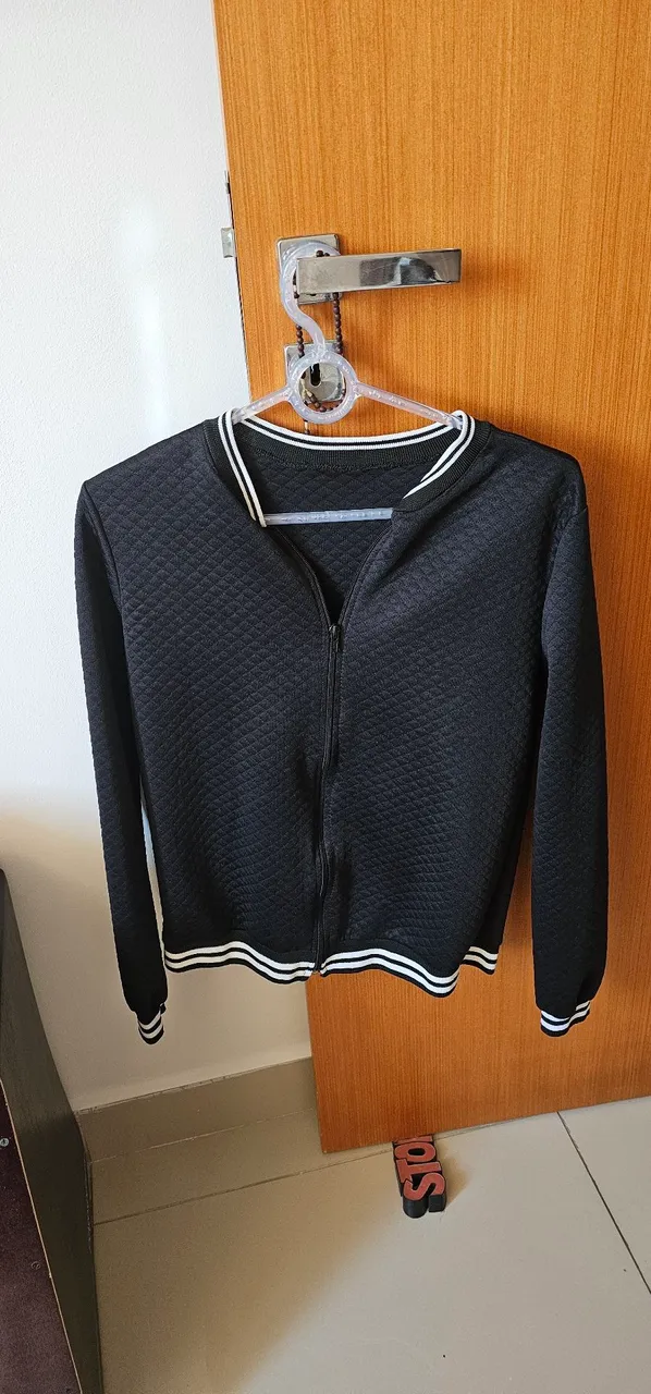 Jaqueta bomber preta com detalhes brancos