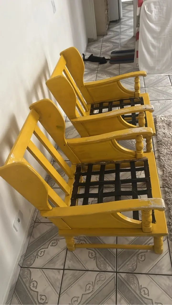 Poltronas Amarelas de Madeira - Estilo Clássico - Foto 4
