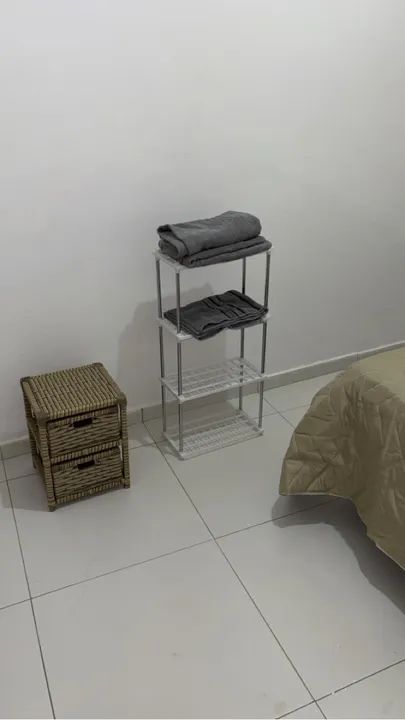 Casa com dois quartos banh. social e suite, garagem portão eletrônico - Foto 2