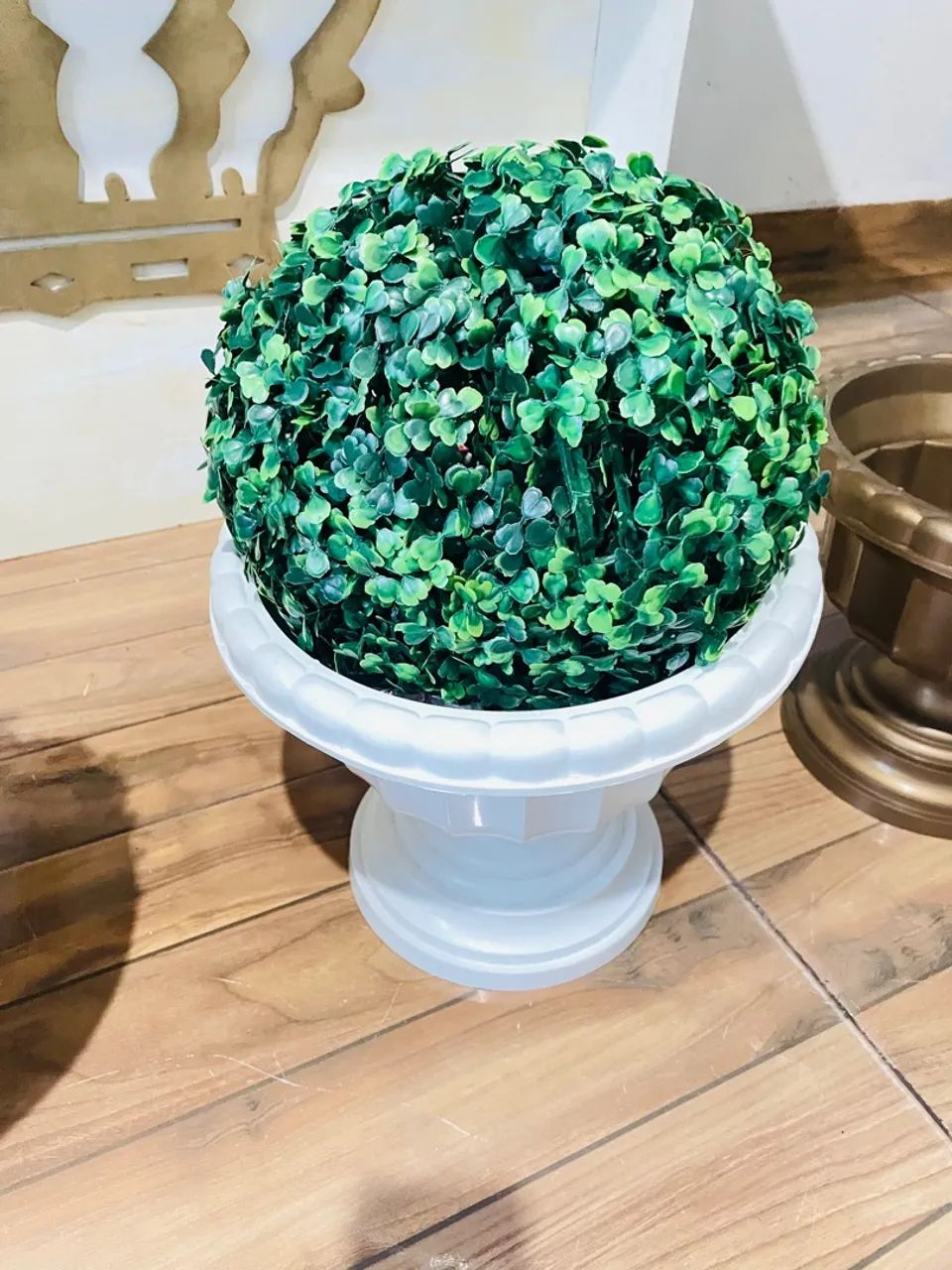 Par de Vasos Decorativos Dourados com Plantas Artificiais - Foto 6