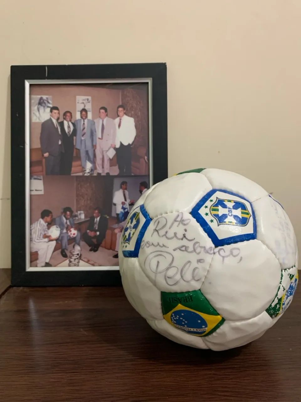 Bola de Futebol autografada pelo PELÉ 