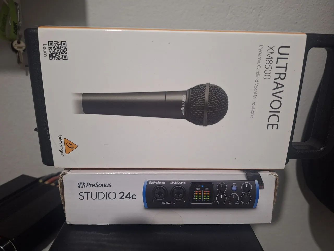 Microfone Behringer XM8500 Ultra Voice e Interface de Áudio