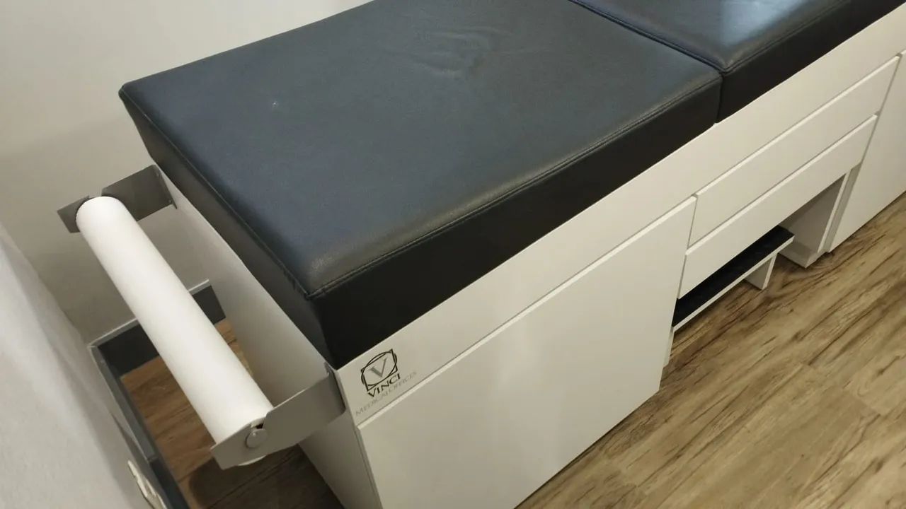 Maca com tampo em couro e gavetas para consultórios médicos. - Foto 3