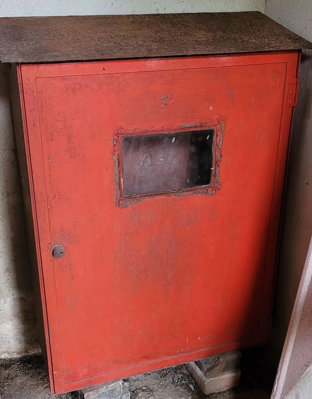 Caixa de luz vermelha grande vintage