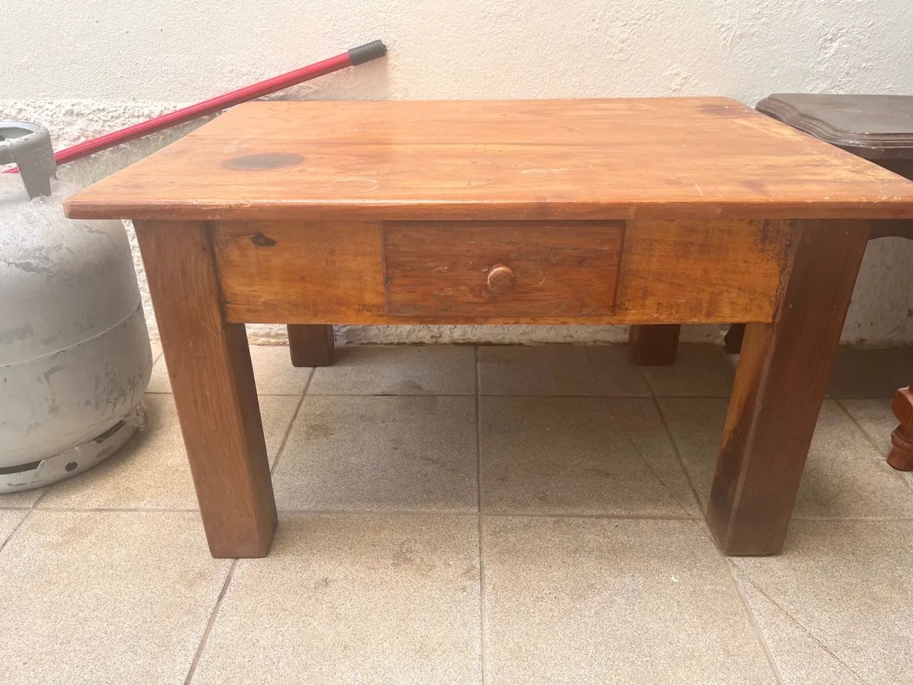 Mesa de madeira com gaveta