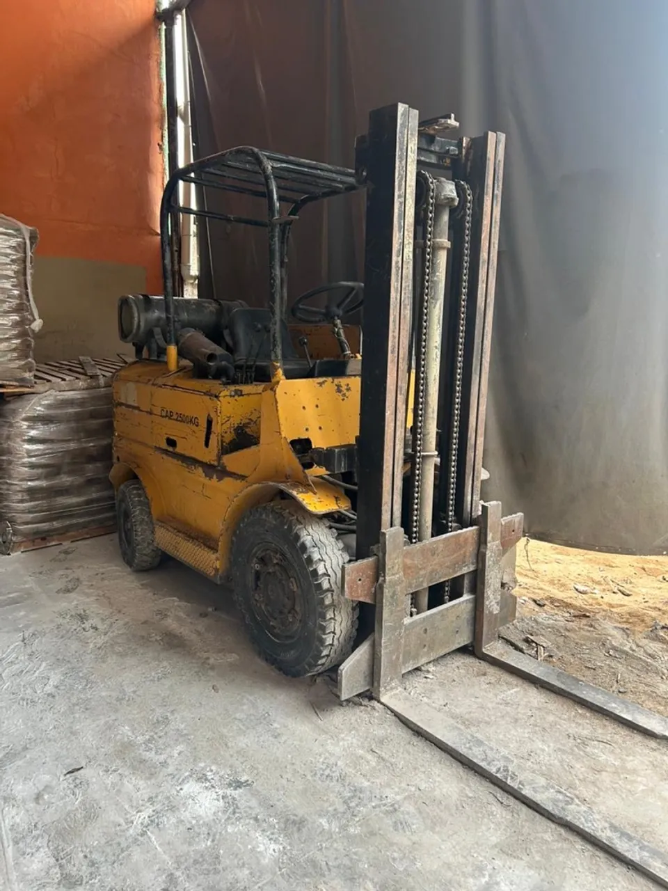 Empilhadeira CAP 2500KG - Ideal para sua operação!