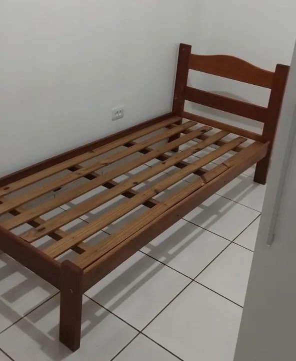 Cama de madeira de solteiro
