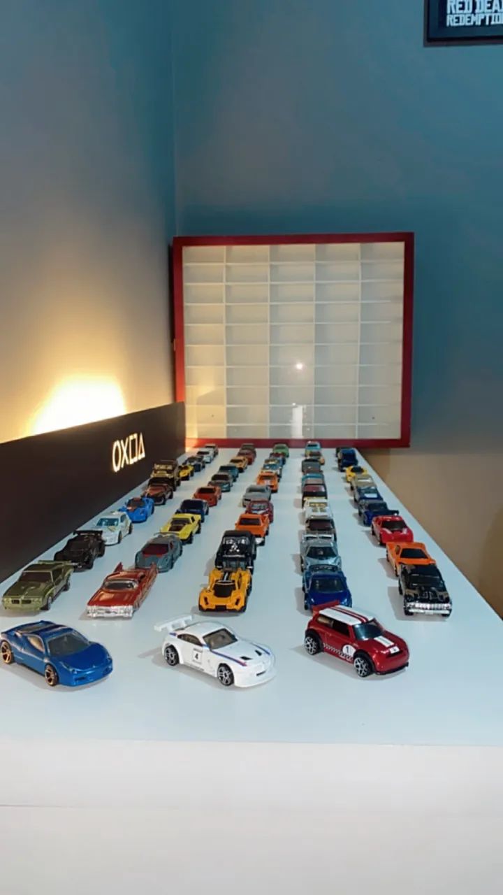 50 carrinhos hot wheels + 1 expositor e brinde