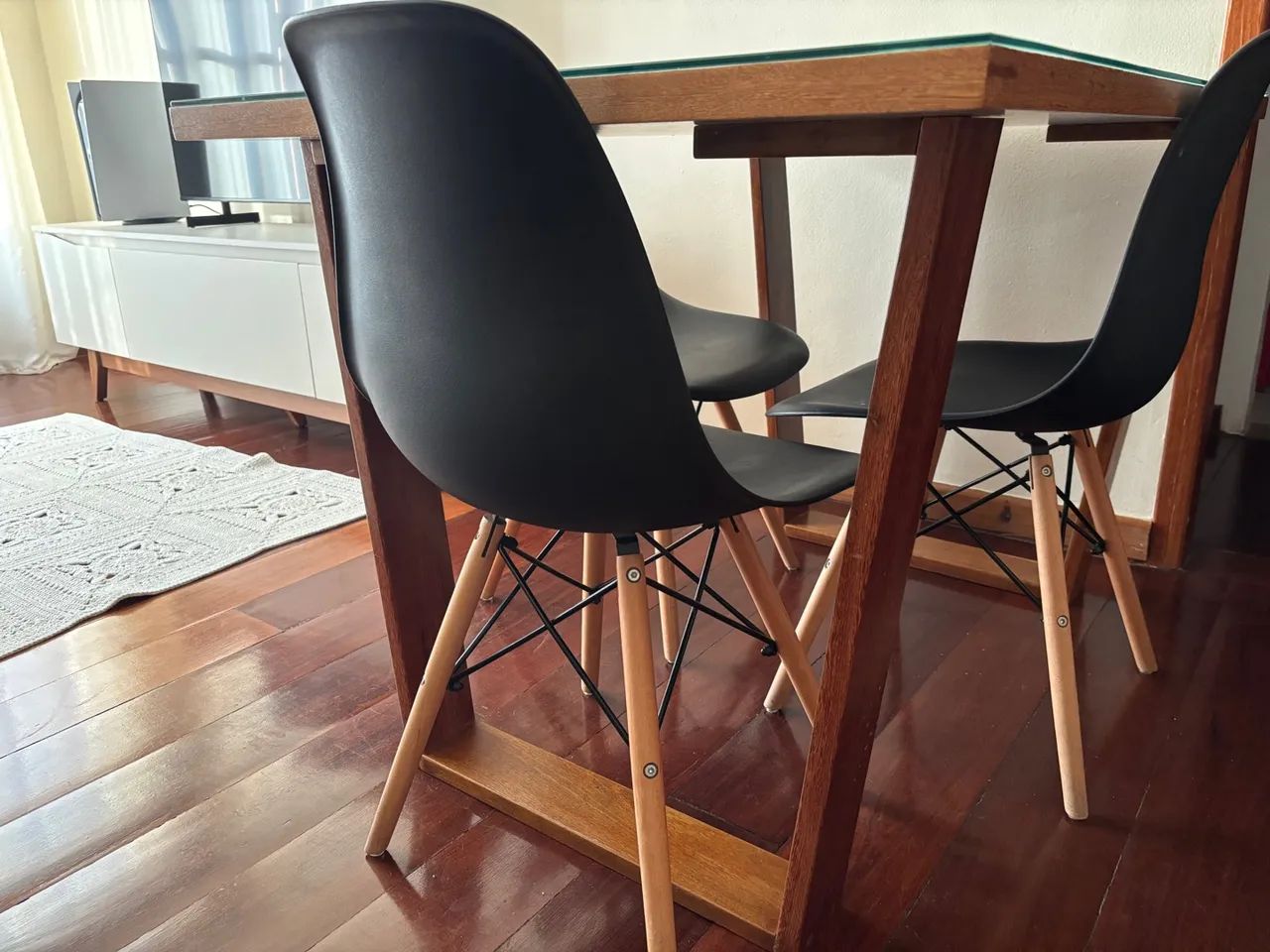 Mesa de jantar com tampo de vidro.64209948603651123