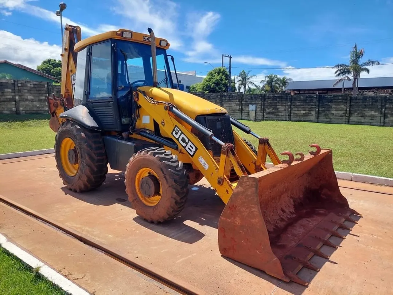 Retroescavadeira JCB 2011 (entrada 17mil)