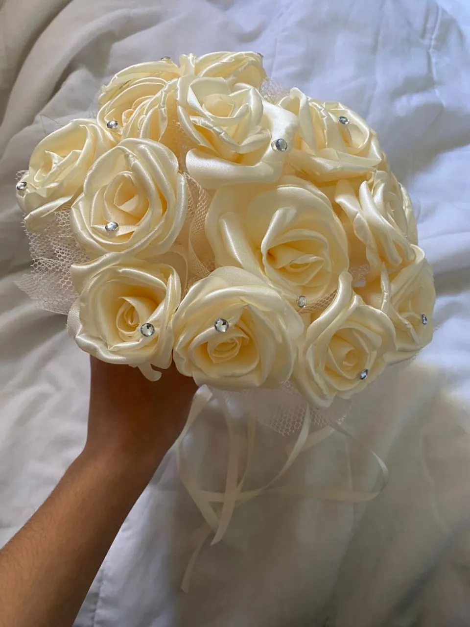 Buquê de rosas de cetim com detalhes em strass