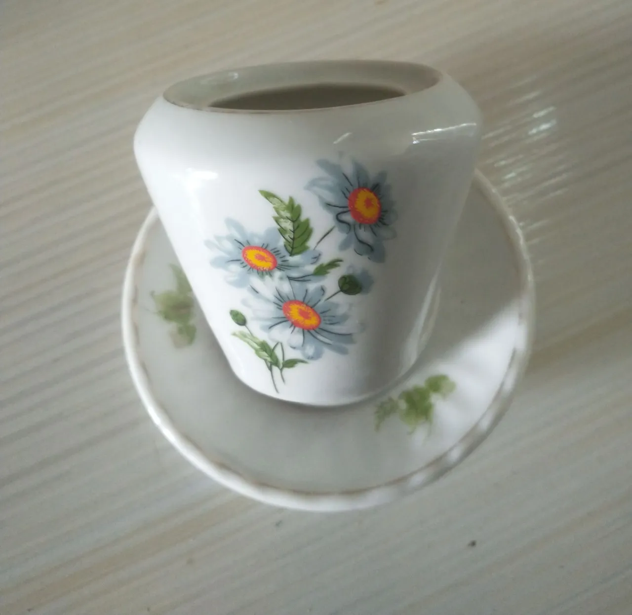 Xícara de Chá Vintage com Flores Antiguidade