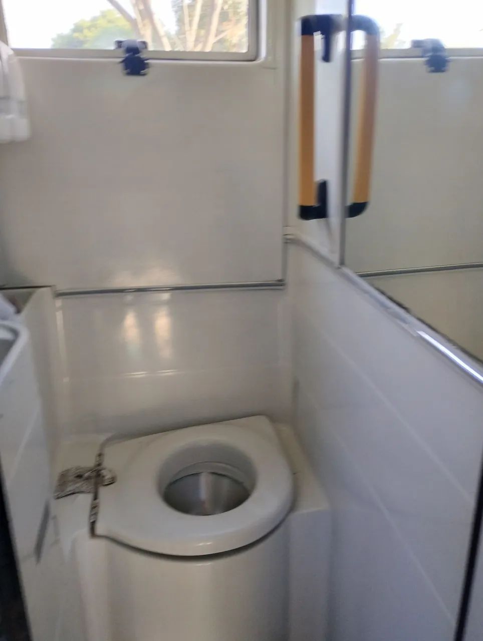 Vendo 02 ônibus em perfeito estado, rodando, manutenção em dia prontos para trabalhar. - Foto 11