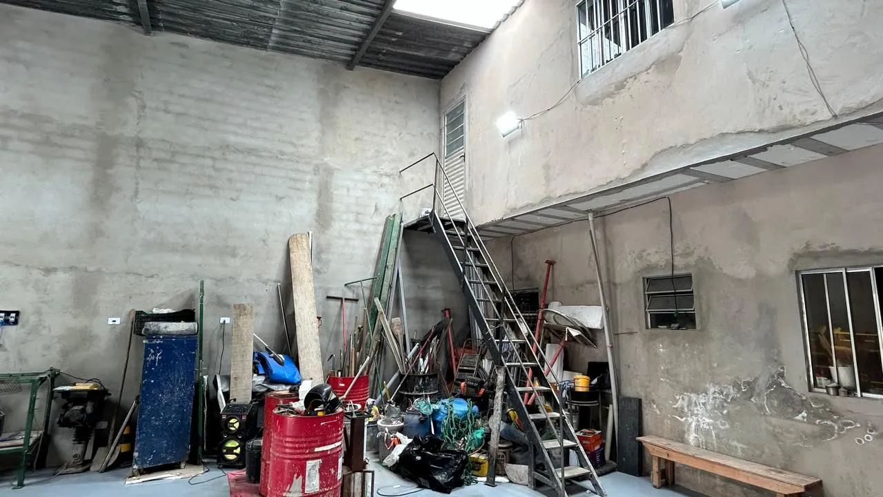 Vendo vários itens de obra, trabalhava com construção civil.