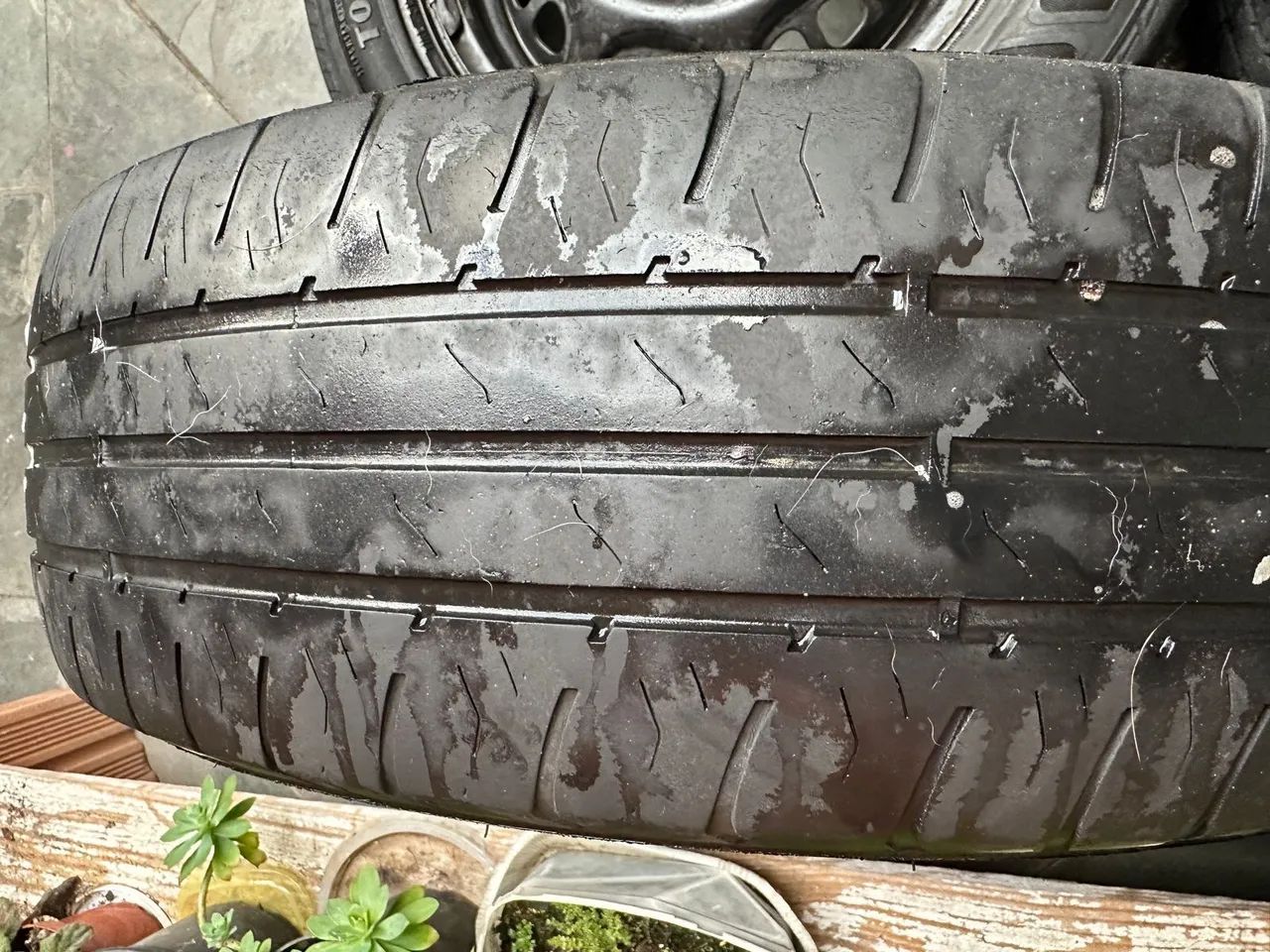 4 Pneus 175/70/13 (3 carecas + 1 meia vida) marca Goodyear - Foto 4