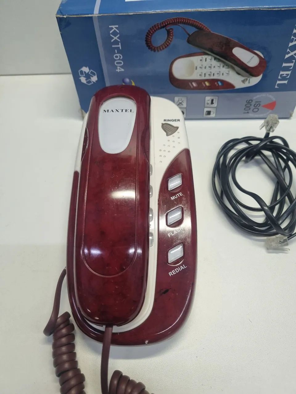 Telefone de parede antigo na caixa