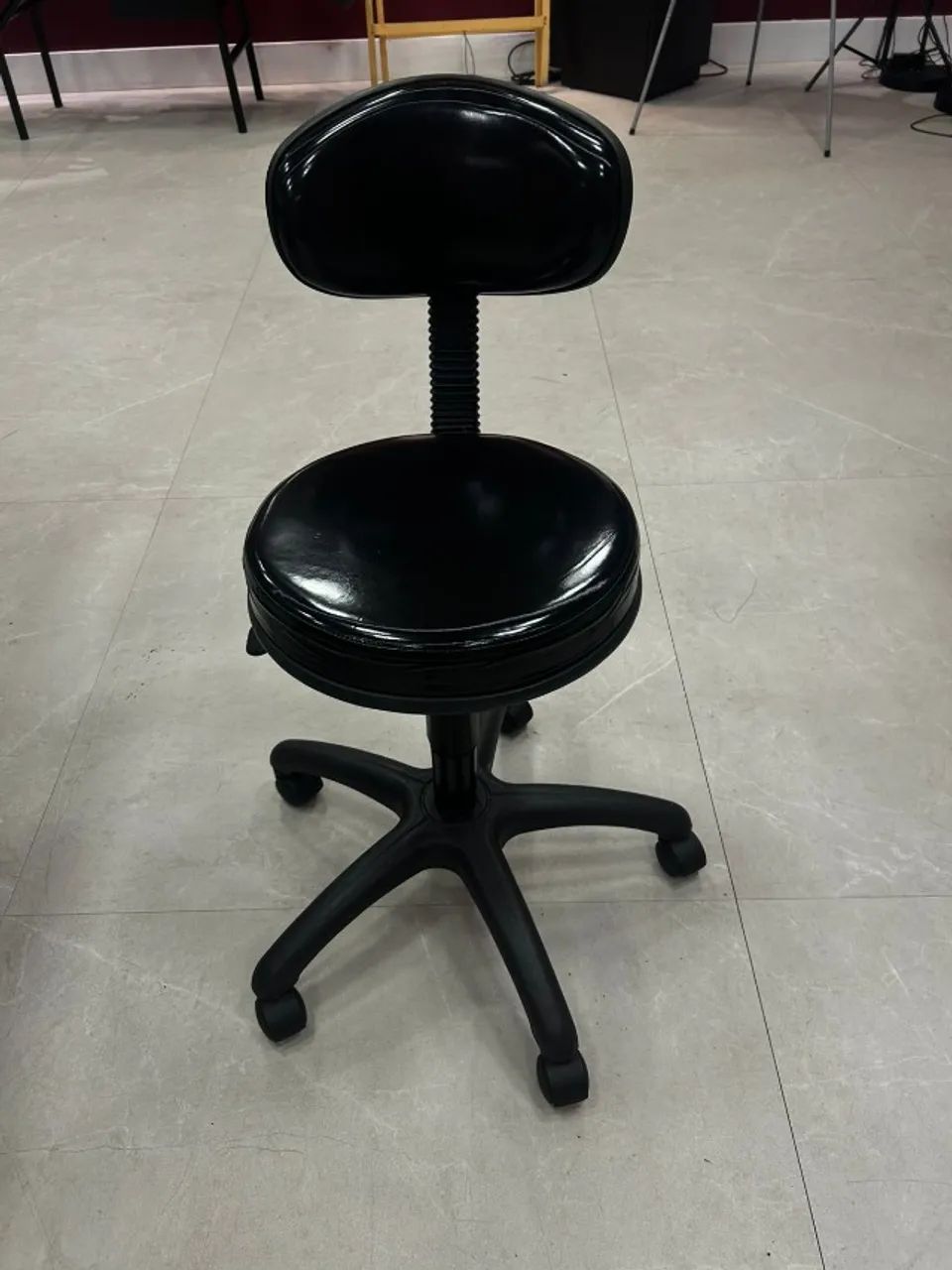 Mocho Estética com Encosto e Rodinhas - R$ 150 - Foto 3