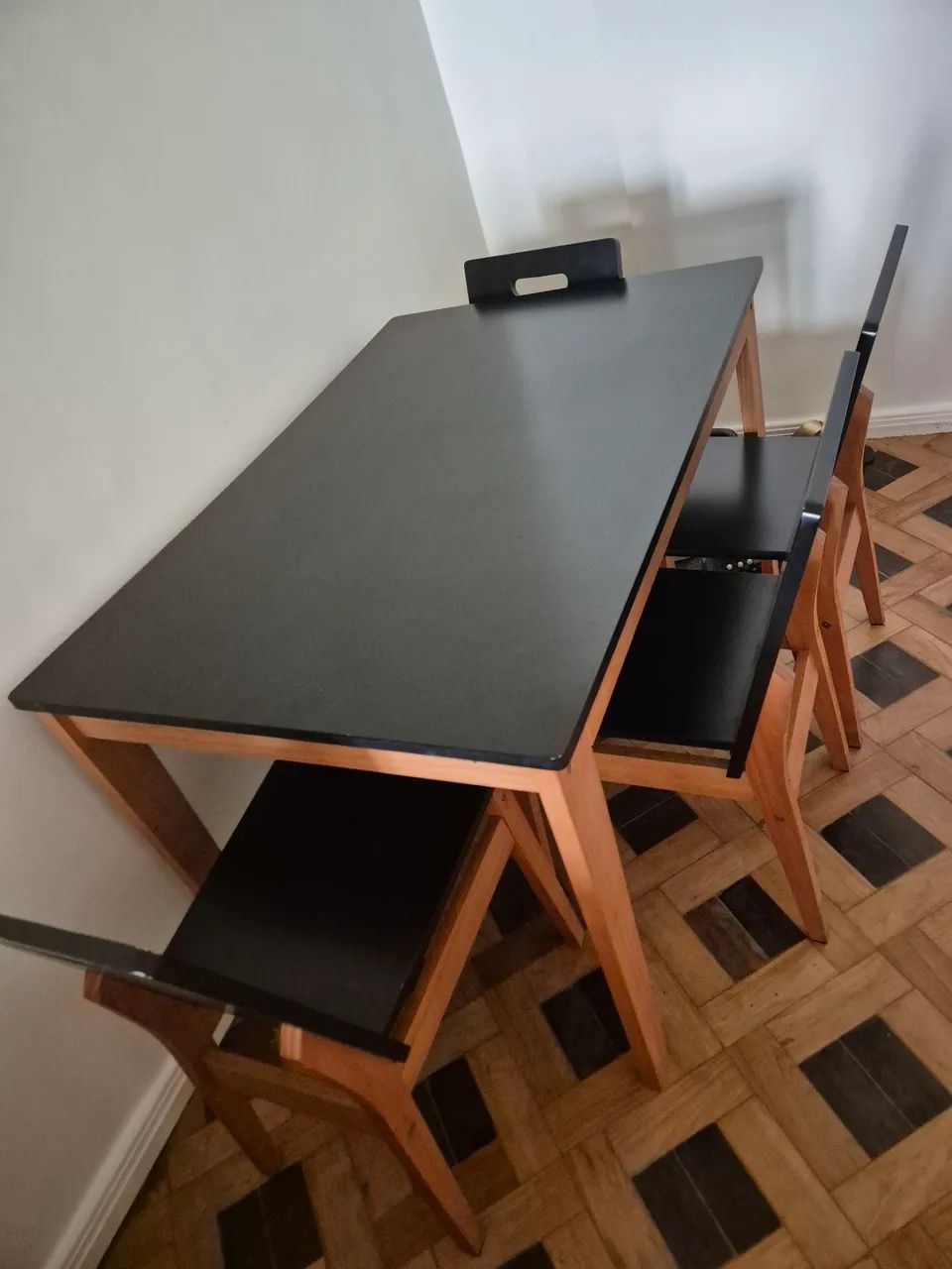 Mesa de madeira com 4 cadeiras - Foto 2