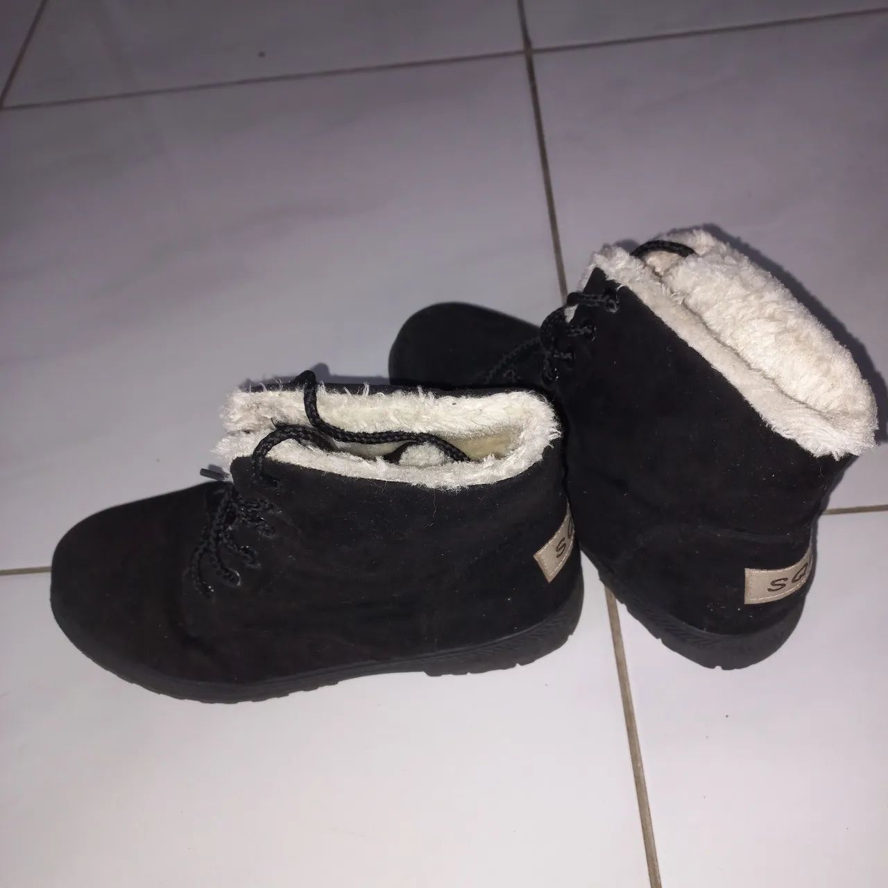 Bota preta forrada por dentro