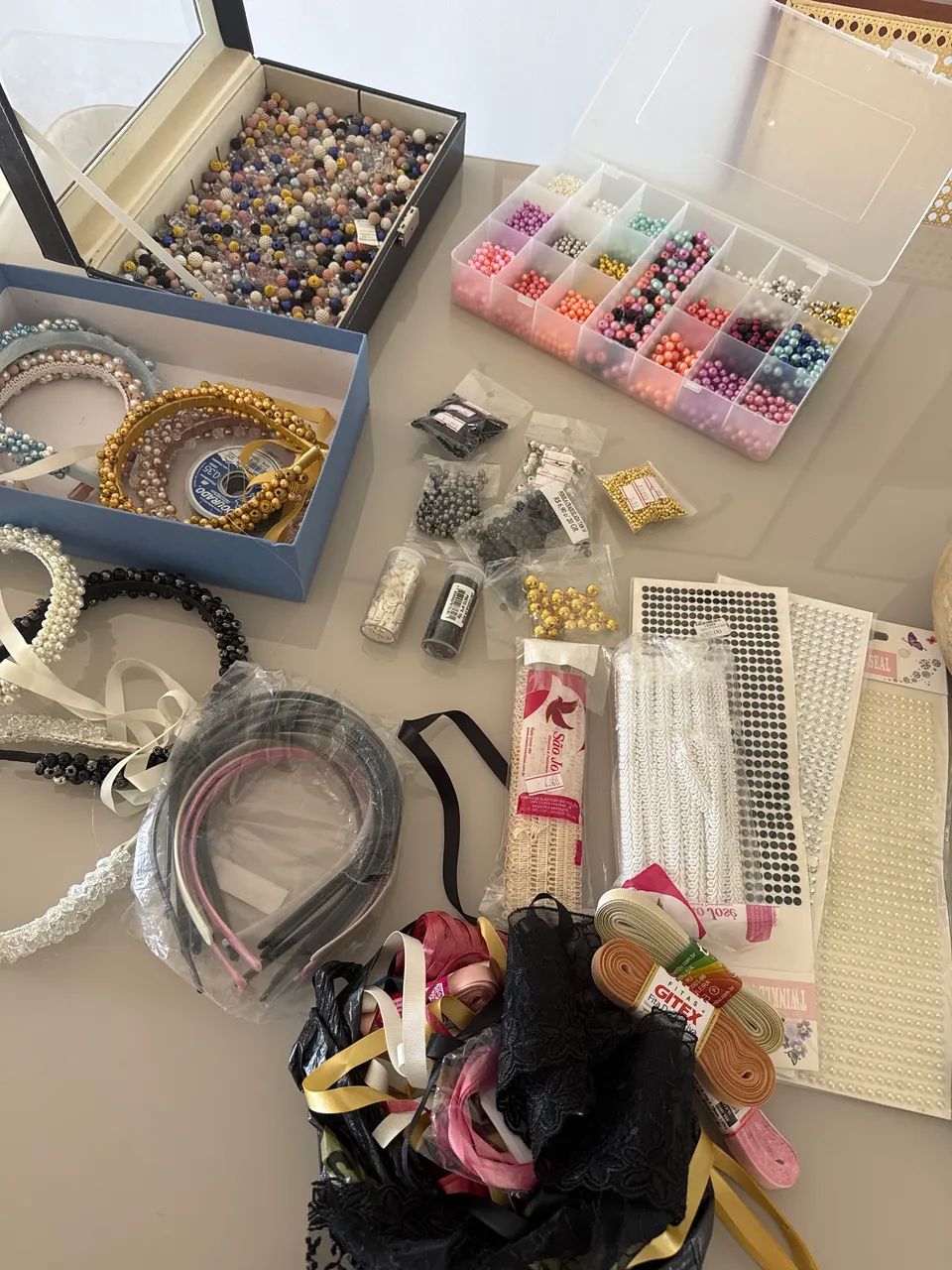 Kit Completo de Artesanato com Pérolas, Fitas, Tiaras e Acessórios