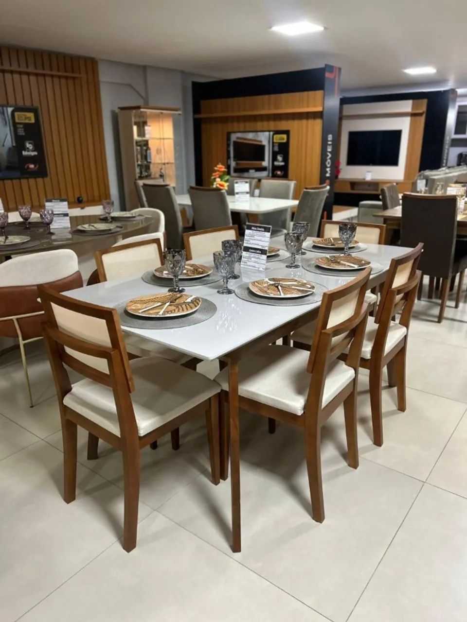 Mesa de Jantar com 06 cadeiras 
