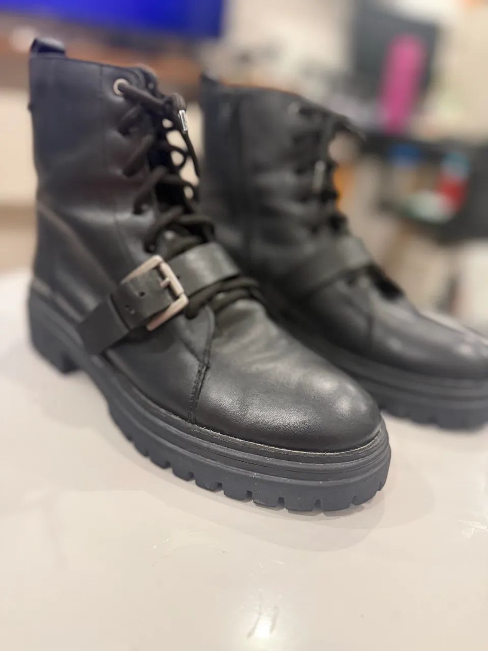 Bota preta cano curto couro - Foto 3