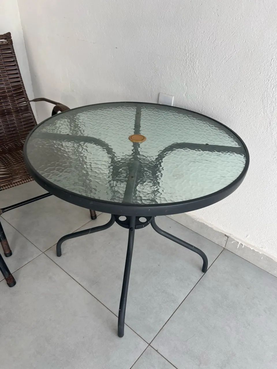 Mesa com 2 cadeiras semi nova - Foto 2