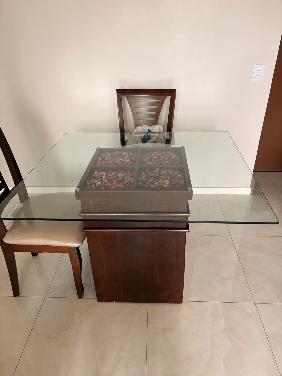 Mesa em madeira com tampo de vidro e 4 cadeiras  - Foto 2