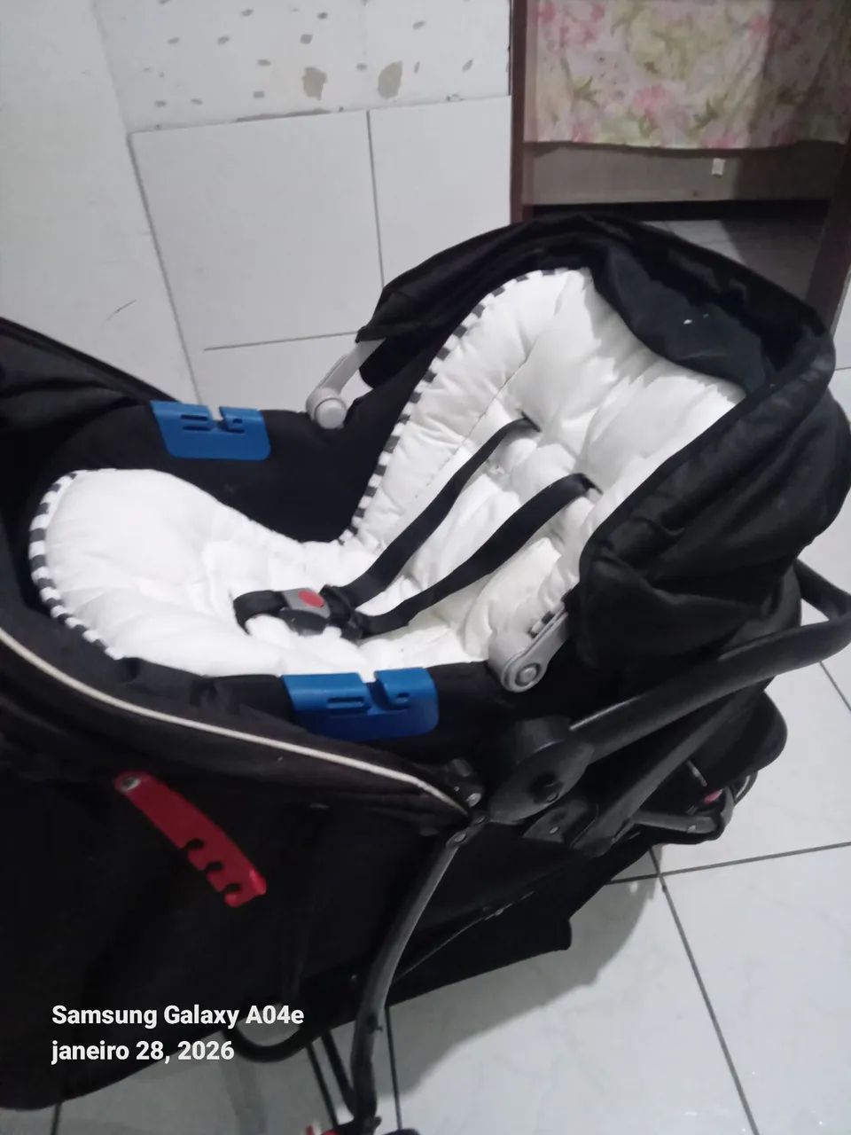 Carrinho de bebê e bb conforto semi Novos unissex  - Foto 4