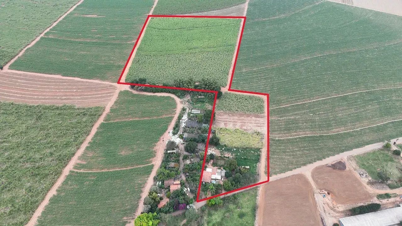 sitoo com 2 alqueires e ótima topografia, com 2 casas, poço- 1 km do asfalto