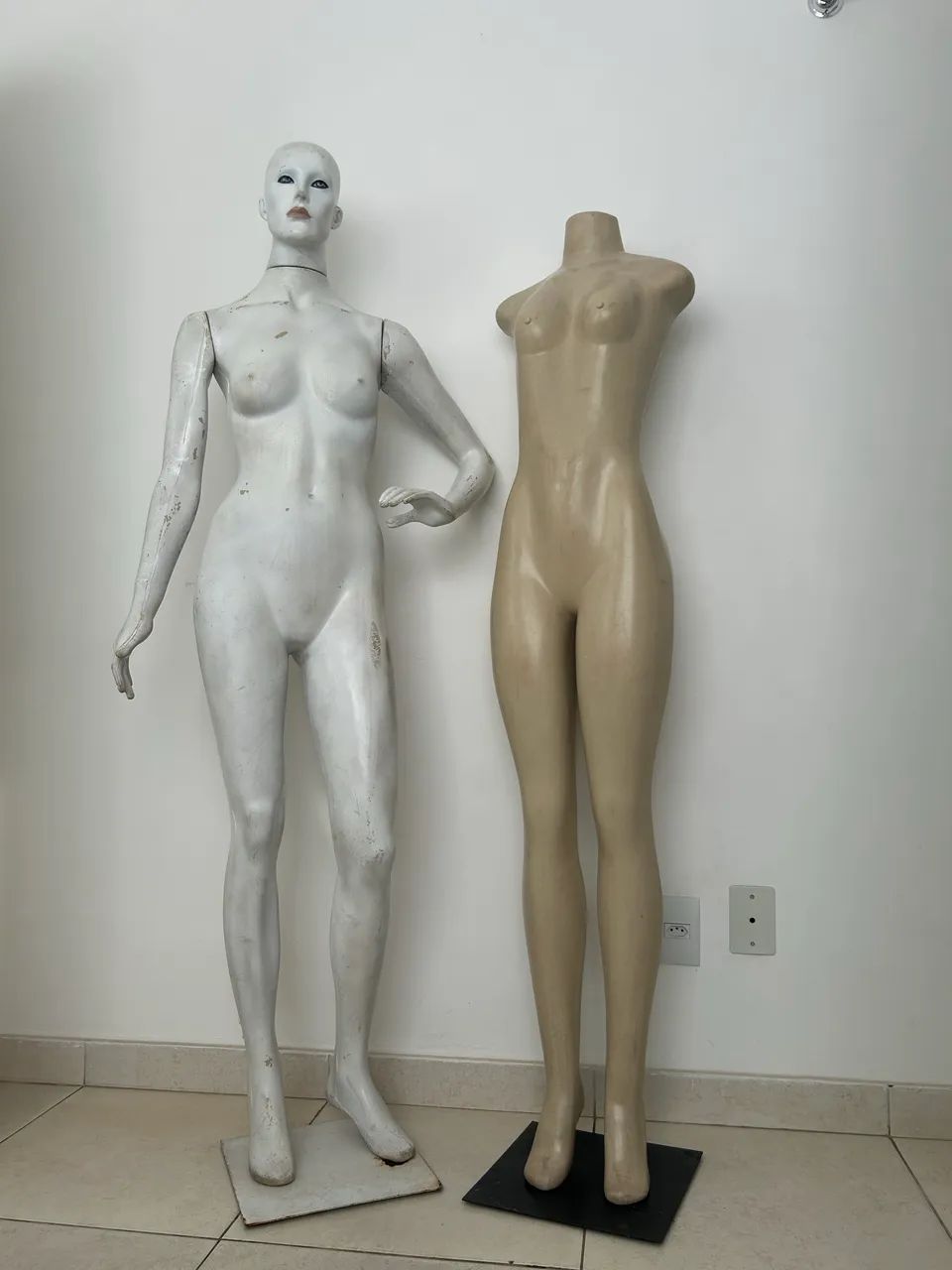 Vende-se manequins femininos