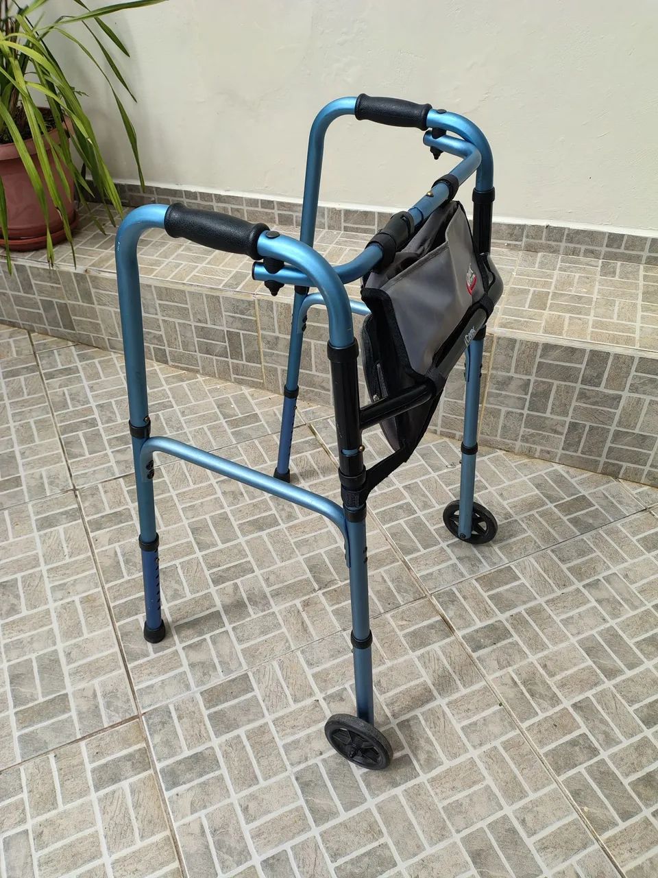 Andador c/rodas e regulagem perfeito estado  - Foto 4