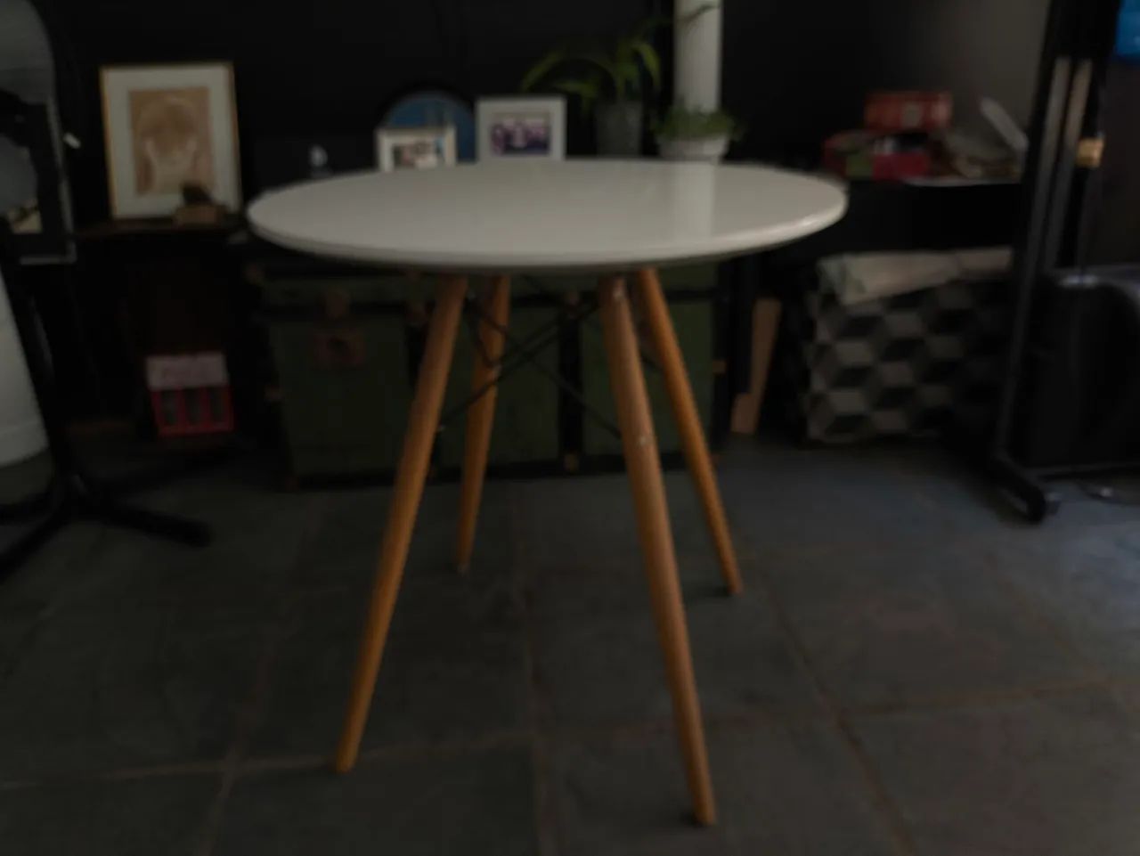 Mesa Charles Eames branca com pés em madeira
