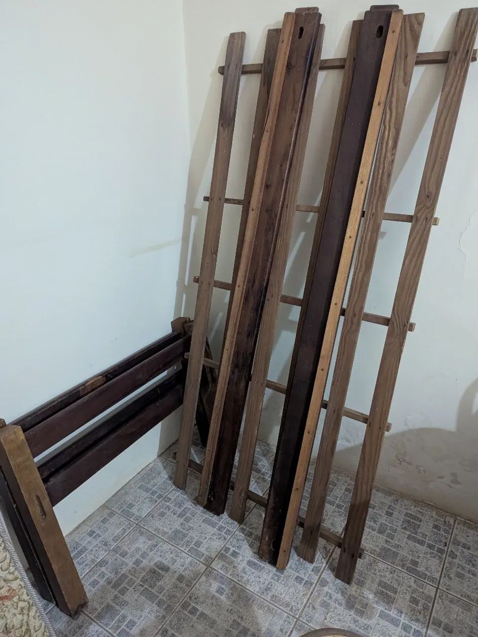 Cama de solteiro em madeira maciça - clássica - R$200