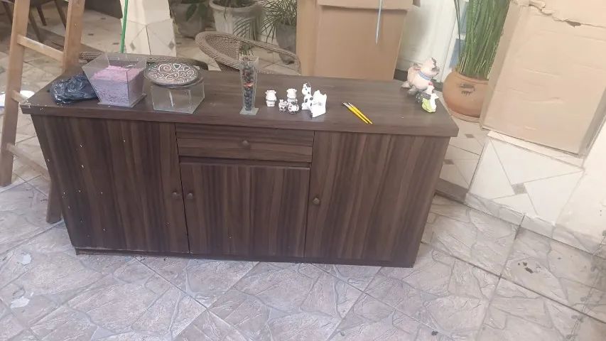 Vendo 2 meses uma com 6 cadeiras uma com 4 cadeiras e uma aparadeira  - Foto 2