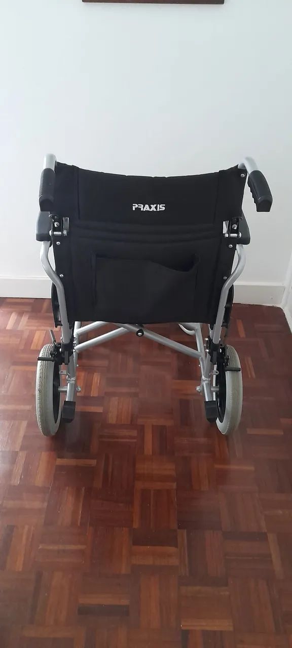 Cadeira de rodas Praxis 46 seminova