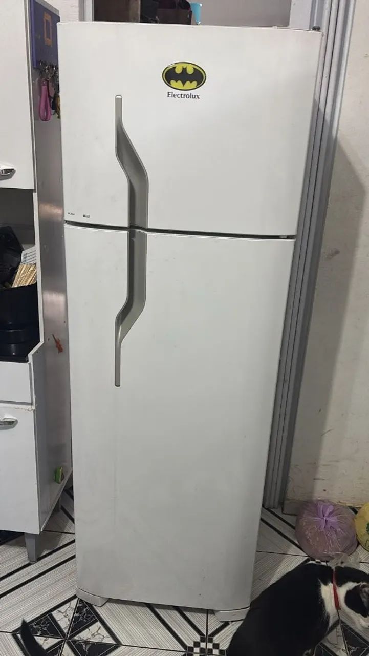 GELADEIRA ELETROLUX 800$ 