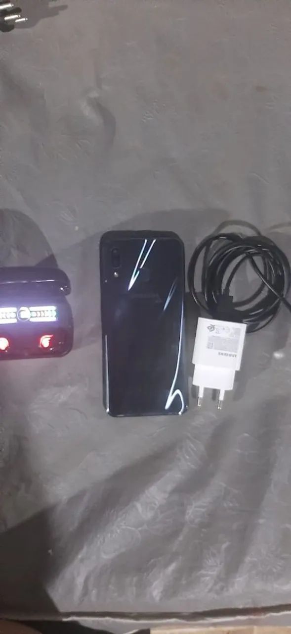 Galaxy a30 + fone Bluetooth + carregador R$ 200
