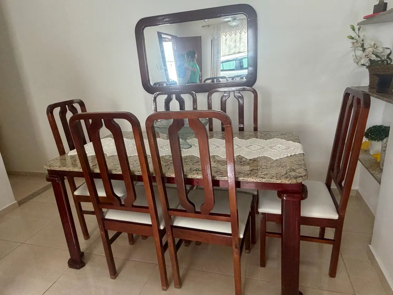 Mesa de granito com 6 cadeiras, mesa e cadeiras de madeira. - Foto 3