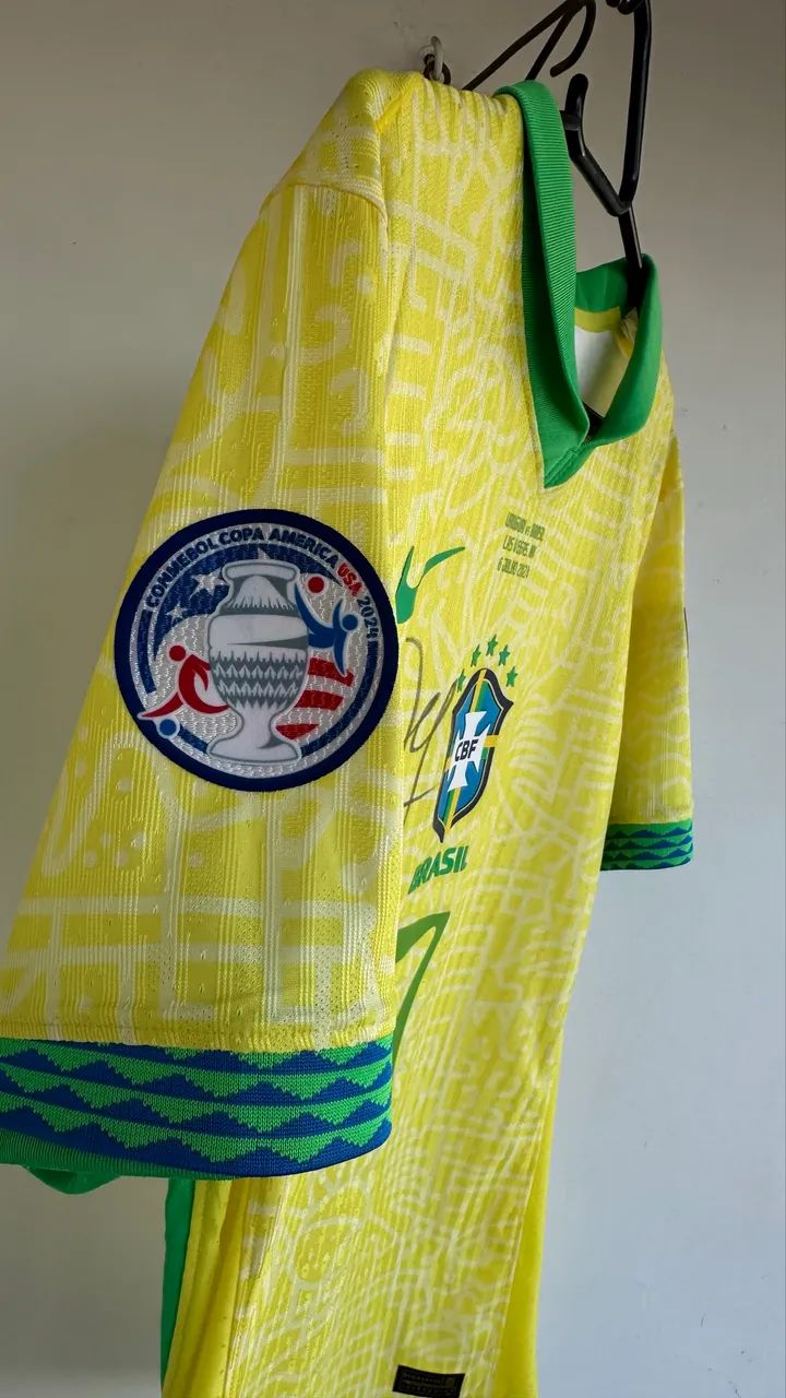 Camisa Brasil autografada Vini jr  - Foto 2